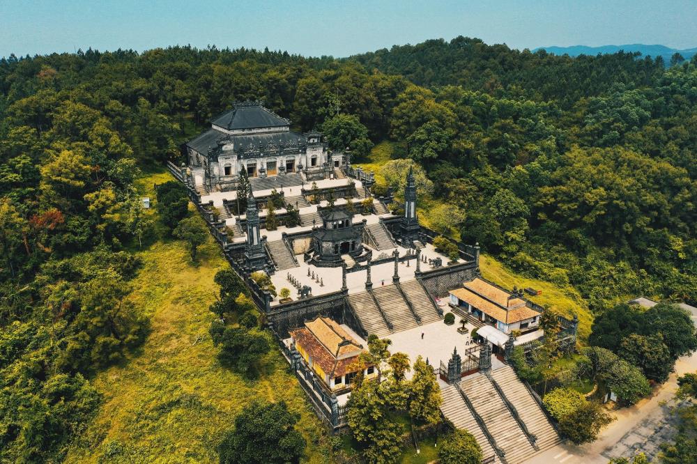 Lăng Khải Định giữa đồi thông Huế nhìn từ trên cao — di sản kiến trúc độc bản của Cố Đô