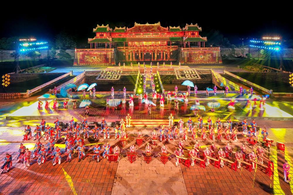 Lễ hội Huế rực rỡ trước Ngọ Môn Đại Nội về đêm — du lịch Cố Đô tăng trưởng kỷ lục