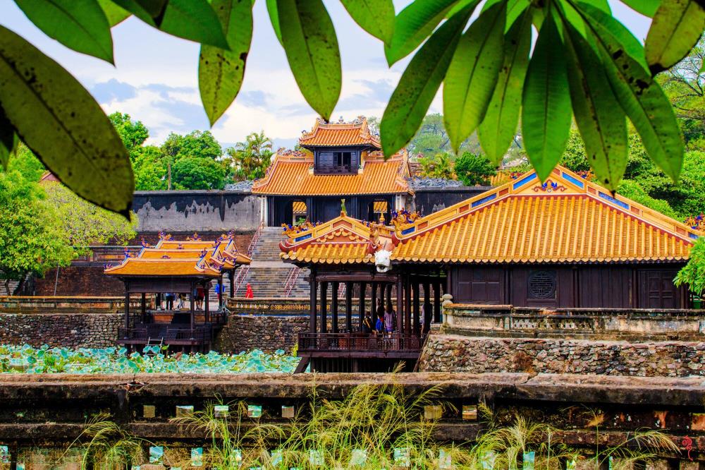 Lăng Tự Đức sau tán lá xanh — vẻ đẹp trầm mặc của di sản Huế