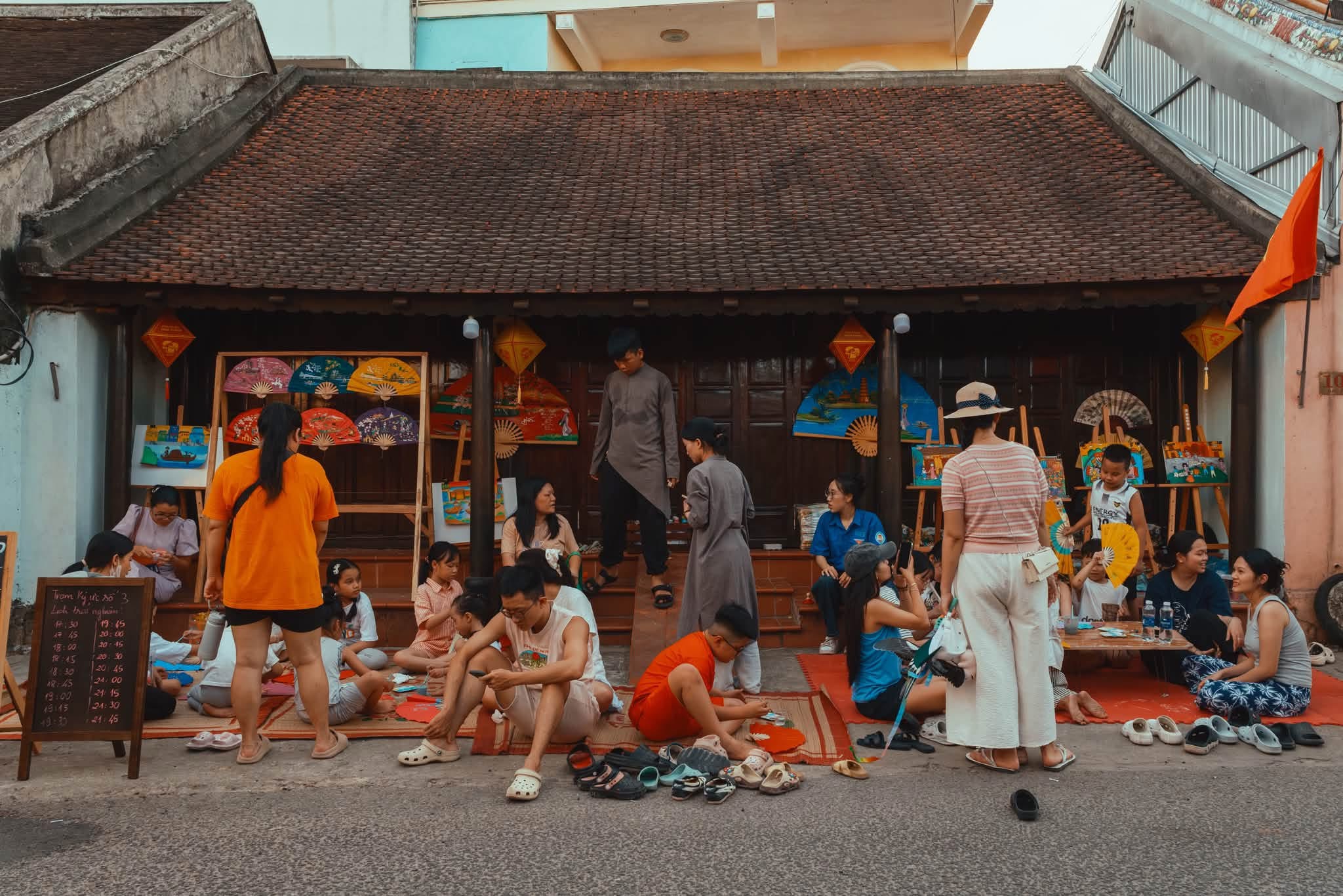 Phố cổ Bao Vinh Huế — đời sống đường phố trước dãy nhà gỗ mái ngói cổ bên sông Hương