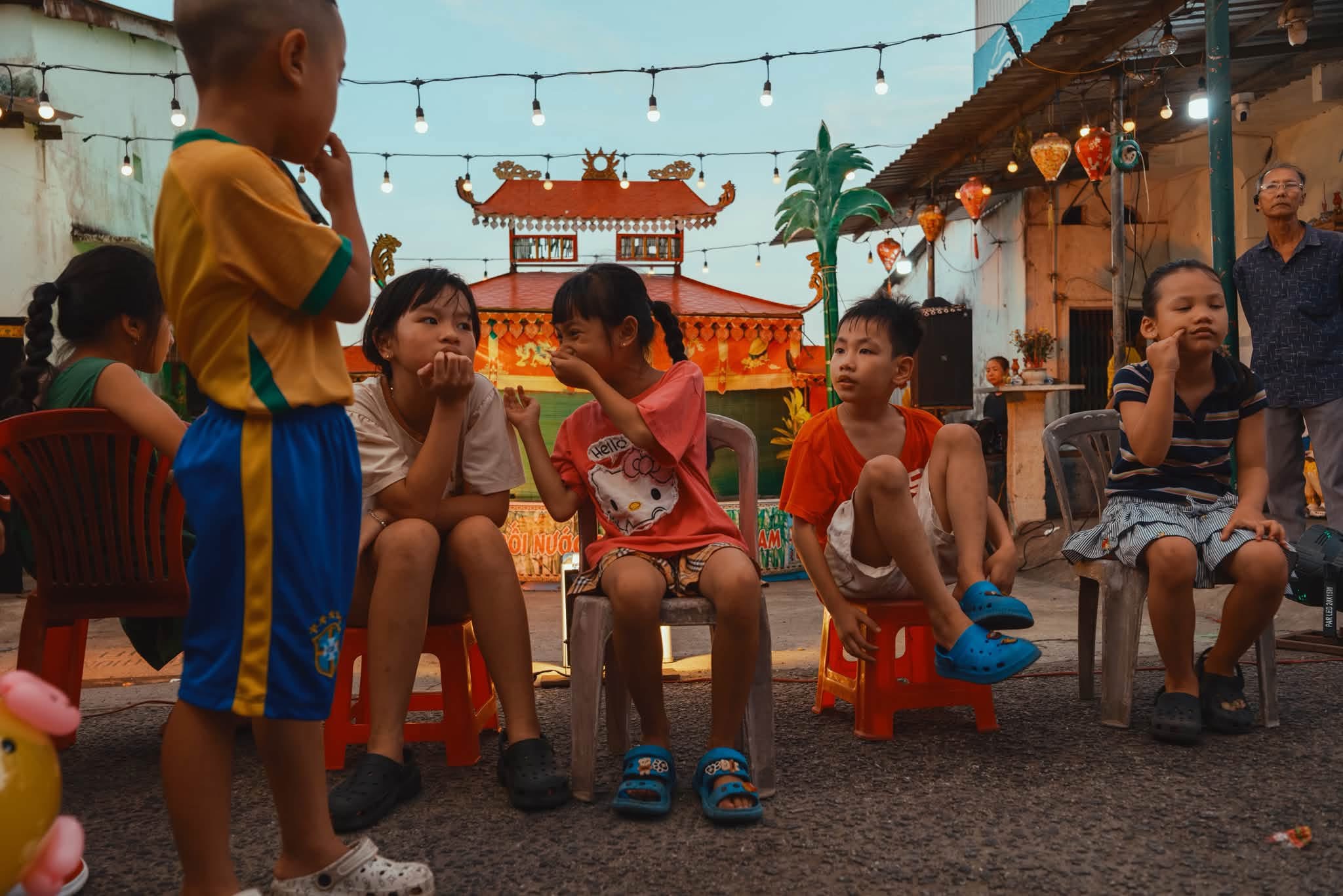 Nghề làm trống lắc giấy thủ công truyền thống ở Bao Vinh — người lớn truyền nghề cho trẻ nhỏ