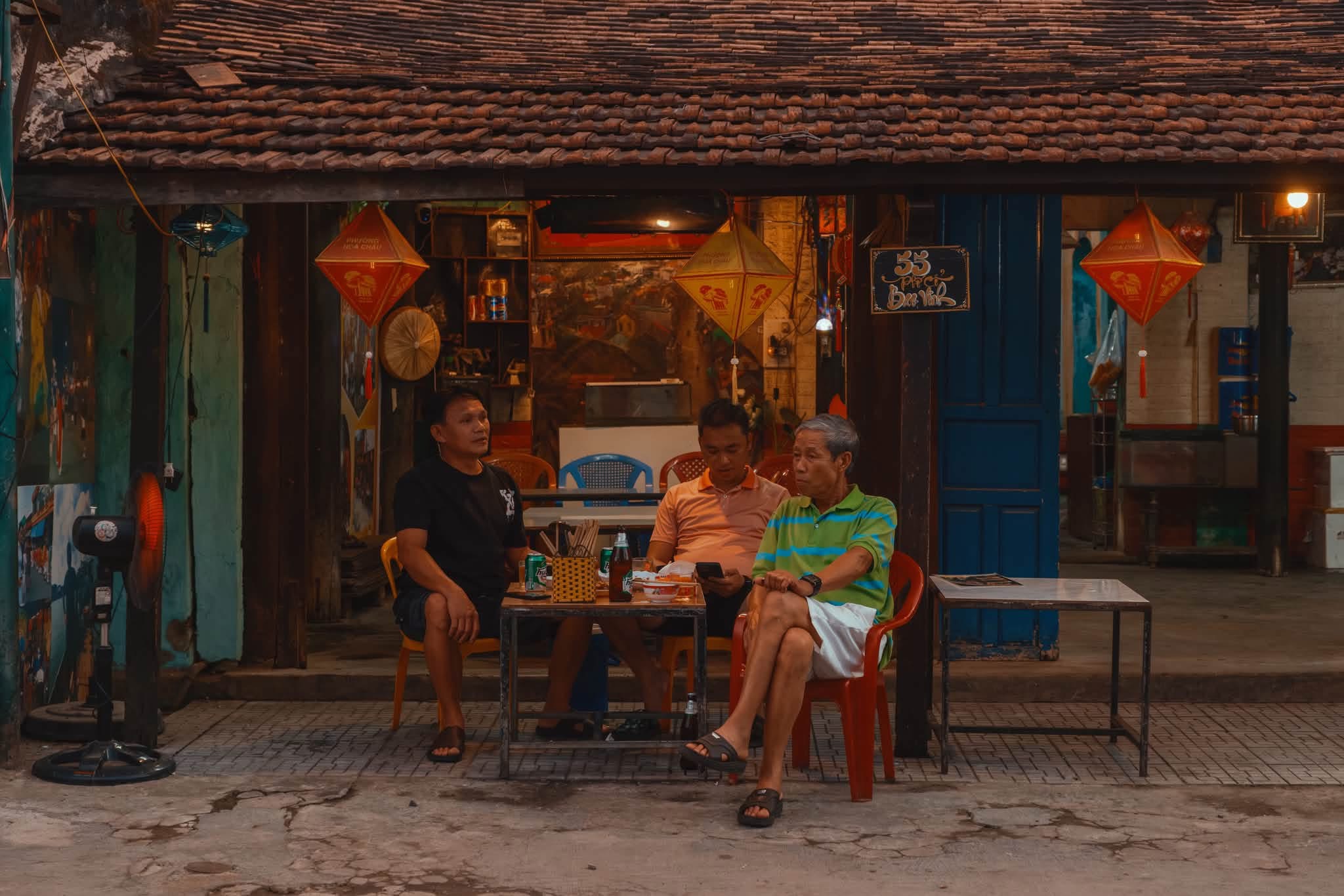 Quán cà phê vỉa hè trong nhà cổ mái ngói Bao Vinh — người Huế ngồi bên ấm trà chiều